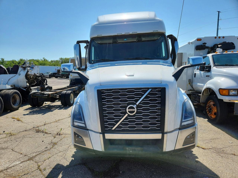 Volvo VNL SEMI TRUCK 2022 — Copart