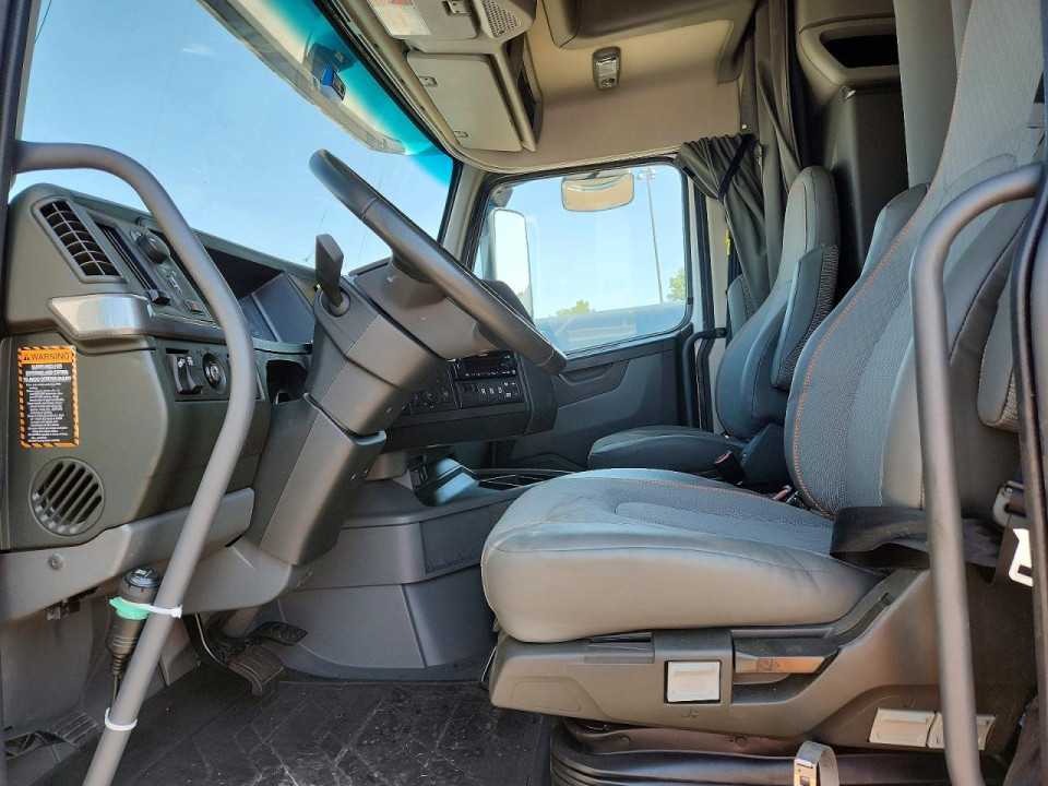 Volvo VNL SEMI TRUCK 2022 — Copart