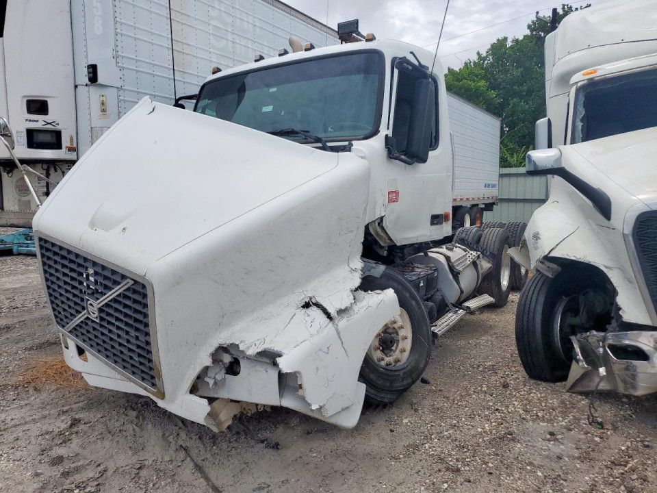 Volvo VNM SEMI TRUCK 2008 — Copart