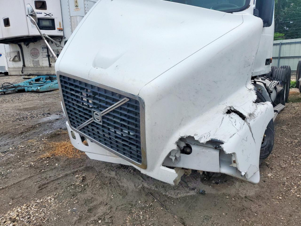 Volvo VNM SEMI TRUCK 2008 — Copart