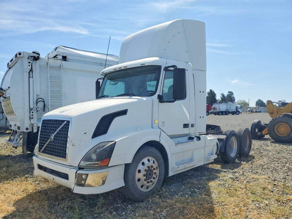 Volvo VNL SEMI TRUCK 2011 — Copart