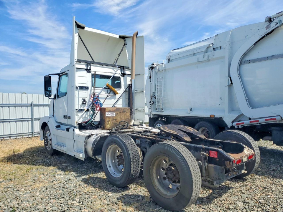 Volvo VNL SEMI TRUCK 2011 — Copart