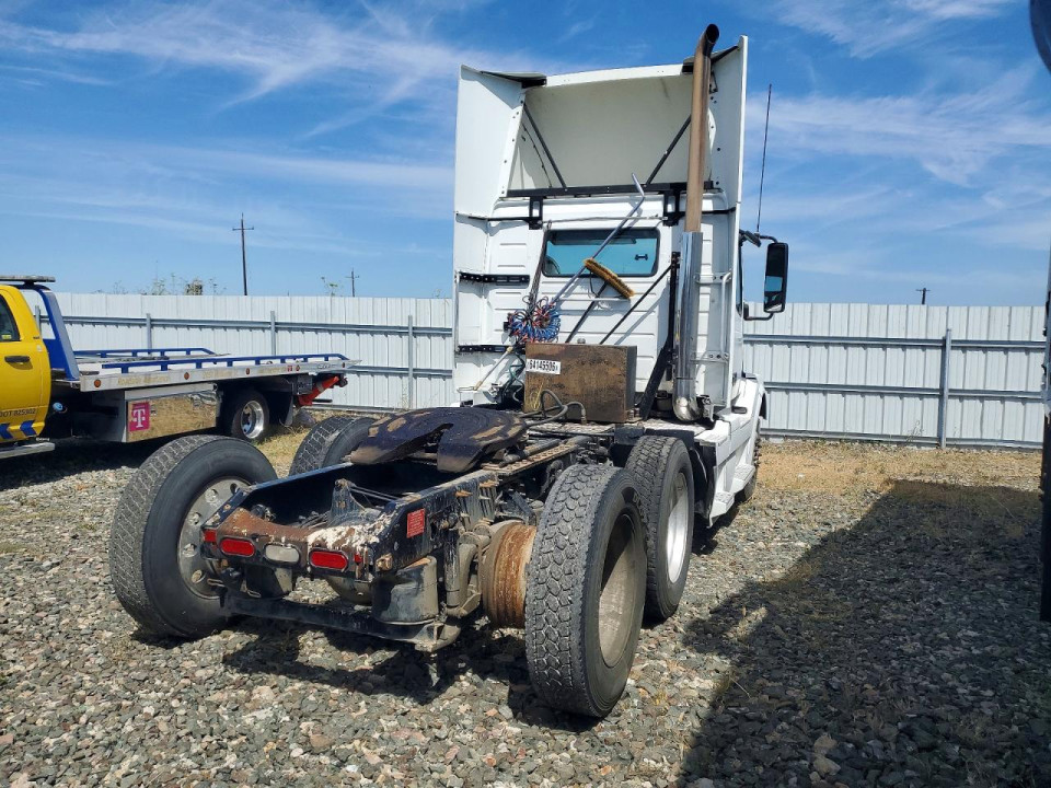 Volvo VNL SEMI TRUCK 2011 — Copart