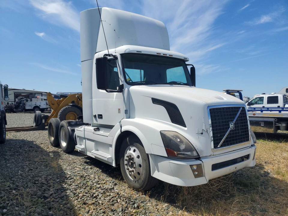 Volvo VNL SEMI TRUCK 2011 — Copart