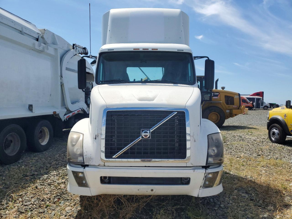 Volvo VNL SEMI TRUCK 2011 — Copart