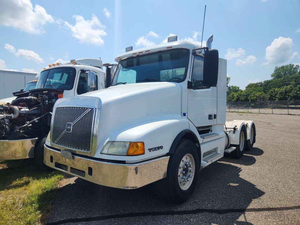 Volvo VNL SEMI TRUCK 2003 — Copart