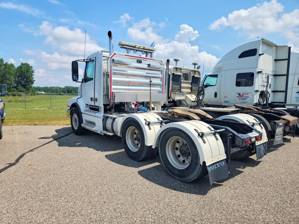 Volvo VNL SEMI TRUCK 2003 — Copart