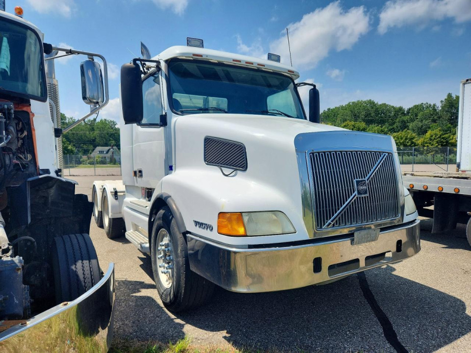 Volvo VNL SEMI TRUCK 2003 — Copart