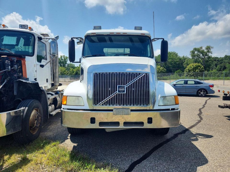 Volvo VNL SEMI TRUCK 2003 — Copart