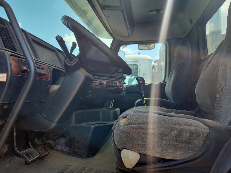 Volvo VNL SEMI TRUCK 2003 — Copart