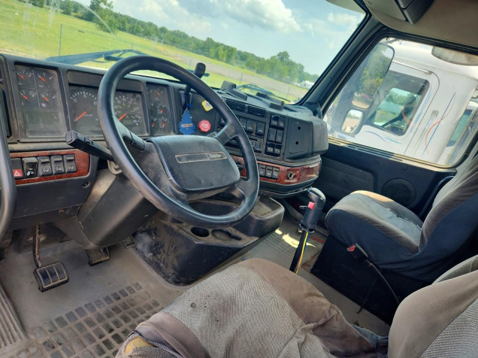Volvo VNL SEMI TRUCK 2003 — Copart