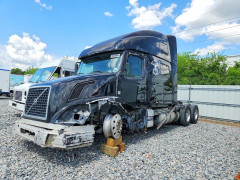Volvo VNL SEMI TRUCK 2010 — Copart