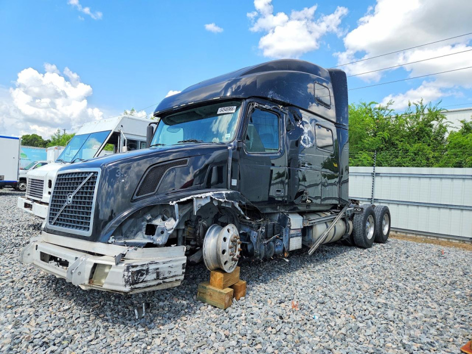 Volvo VNL SEMI TRUCK 2010 — Copart