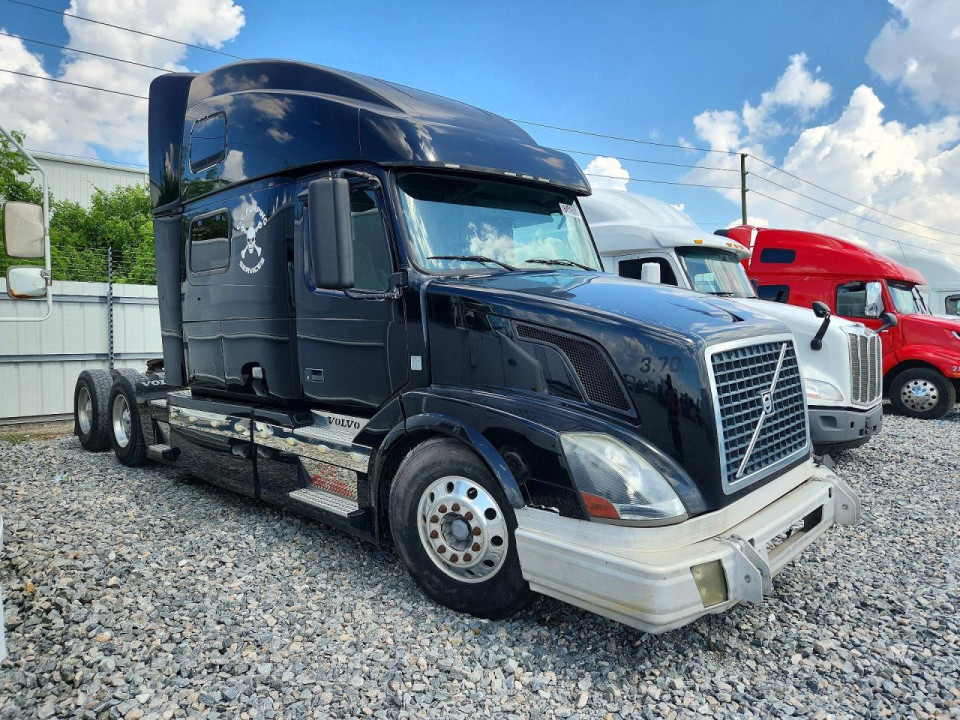 Volvo VNL SEMI TRUCK 2010 — Copart