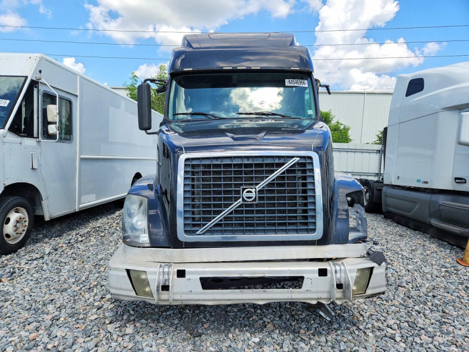 Volvo VNL SEMI TRUCK 2010 — Copart