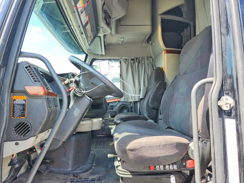 Volvo VNL SEMI TRUCK 2010 — Copart