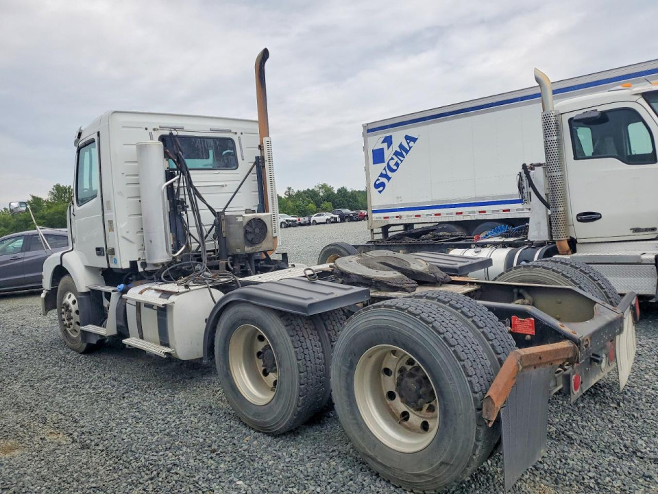 Volvo VNM SEMI TRUCK 2014 — Copart
