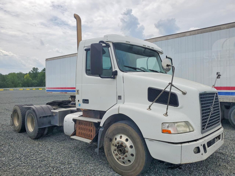 Volvo VNM SEMI TRUCK 2014 — Copart