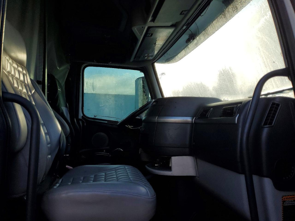 Volvo VNL SEMI TRUCK 2011 — Copart