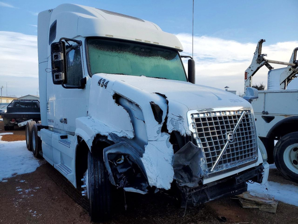 Volvo VNL SEMI TRUCK 2011 — Copart
