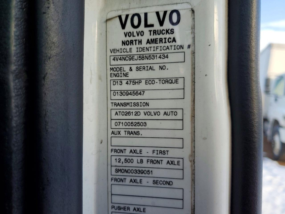 Volvo VNL SEMI TRUCK 2011 — Copart