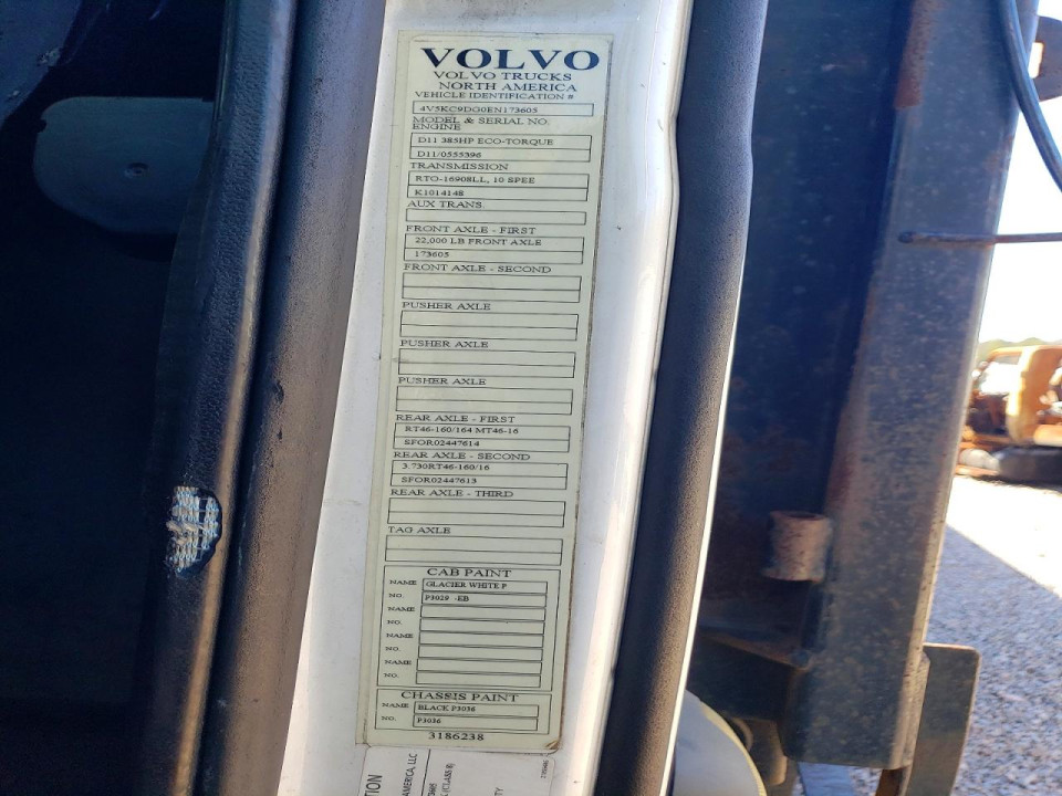 Volvo VHD FLATBED TRUCK 2014 — Copart