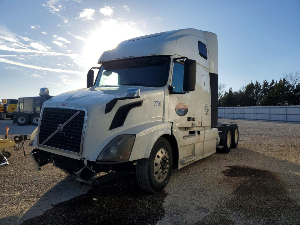 Volvo VNL SEMI TRUCK 2014 — Copart