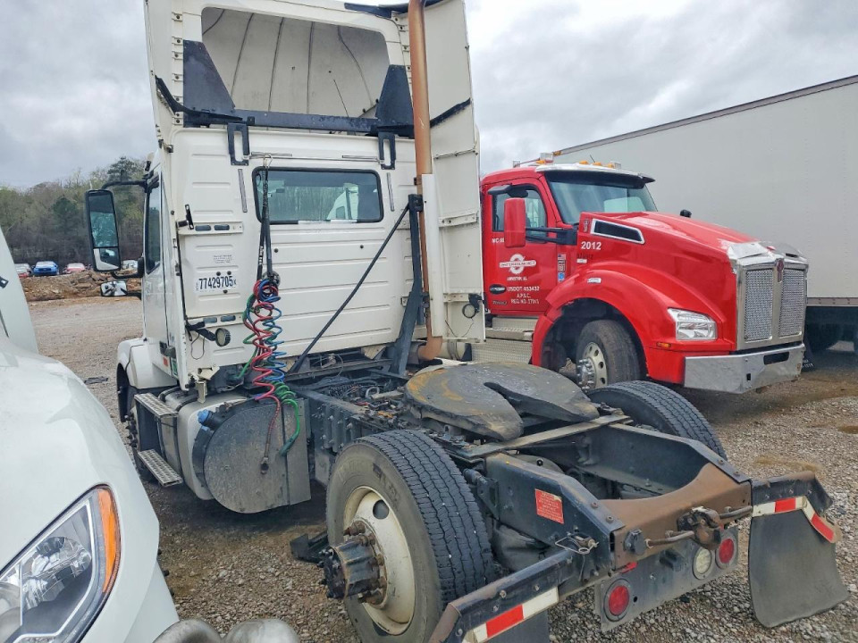 Volvo VNL SEMI TRUCK 2015 — Copart