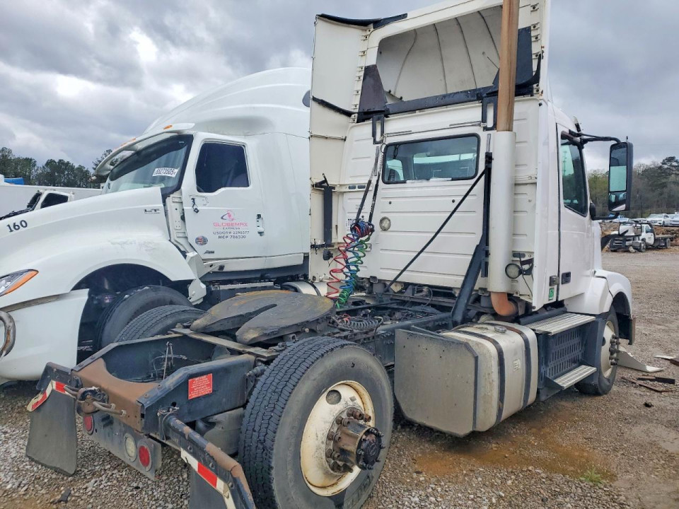 Volvo VNL SEMI TRUCK 2015 — Copart