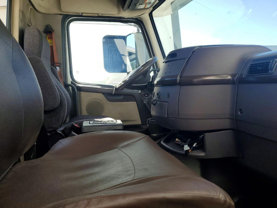 Volvo VNL SEMI TRUCK 2015 — Copart
