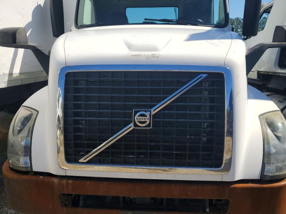 Volvo VNL SEMI TRUCK 2015 — Copart