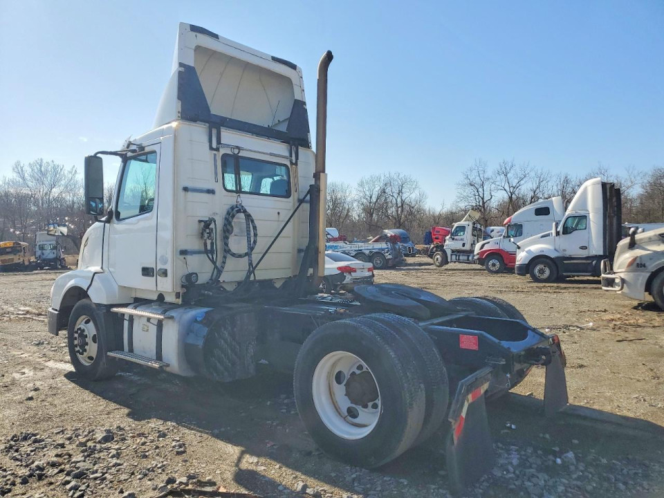 Volvo VNL SEMI TRUCK 2016 — Copart
