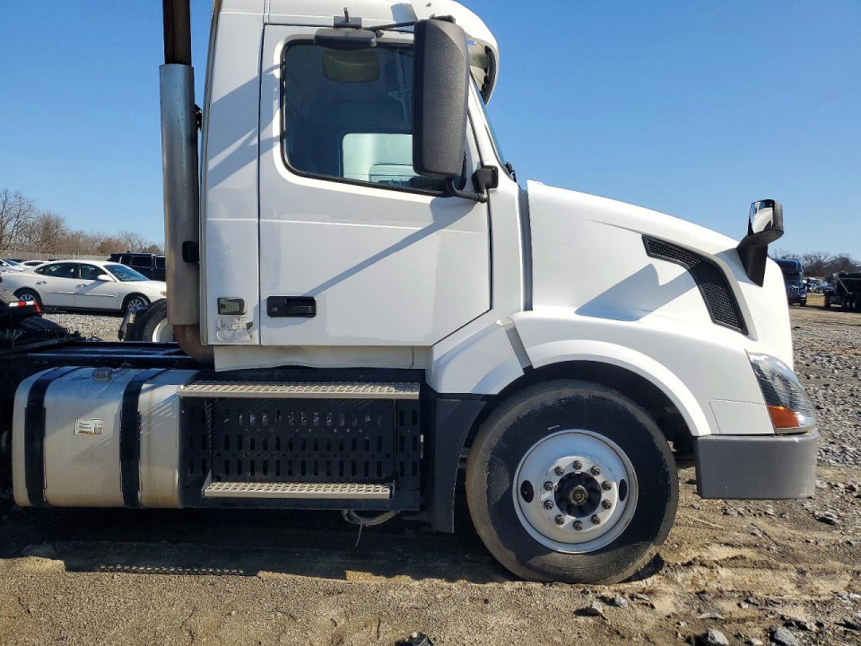 Volvo VNL SEMI TRUCK 2016 — Copart
