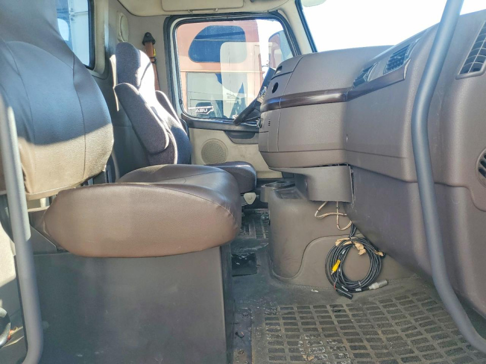 Volvo VNL SEMI TRUCK 2017 — Copart