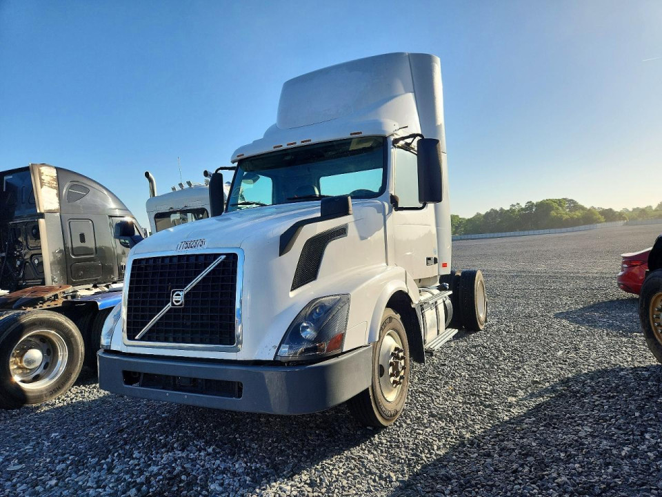 Volvo VNL SEMI TRUCK 2017 — Copart
