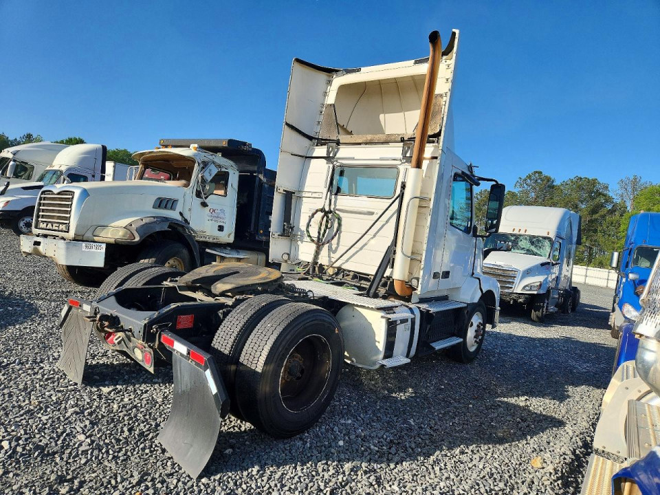 Volvo VNL SEMI TRUCK 2017 — Copart