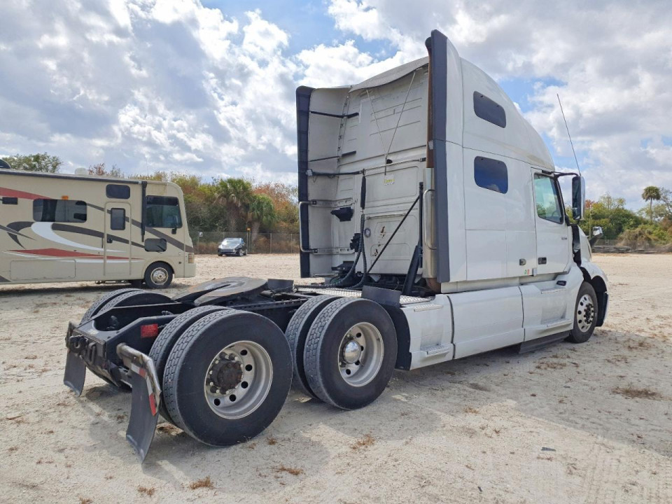 Volvo VNL SEMI TRUCK 2020 — Copart