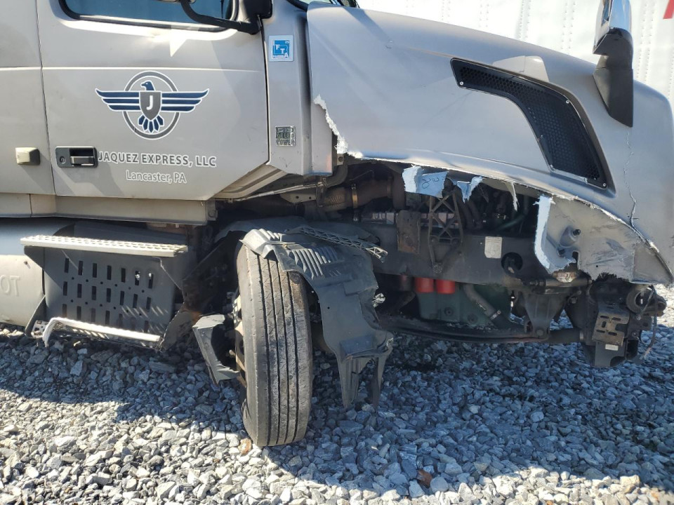 Volvo VNL SEMI TRUCK 2016 — Copart