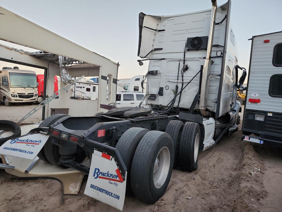 Volvo VNL SEMI TRUCK 2023 — Copart