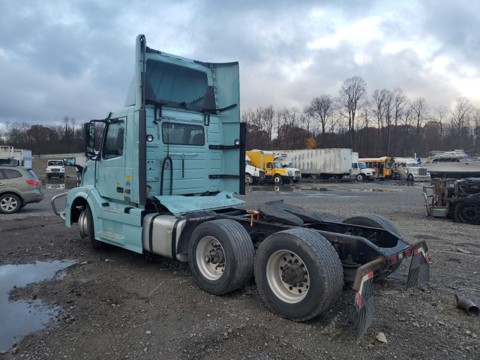 Volvo VNL SEMI TRUCK 2017 — Copart