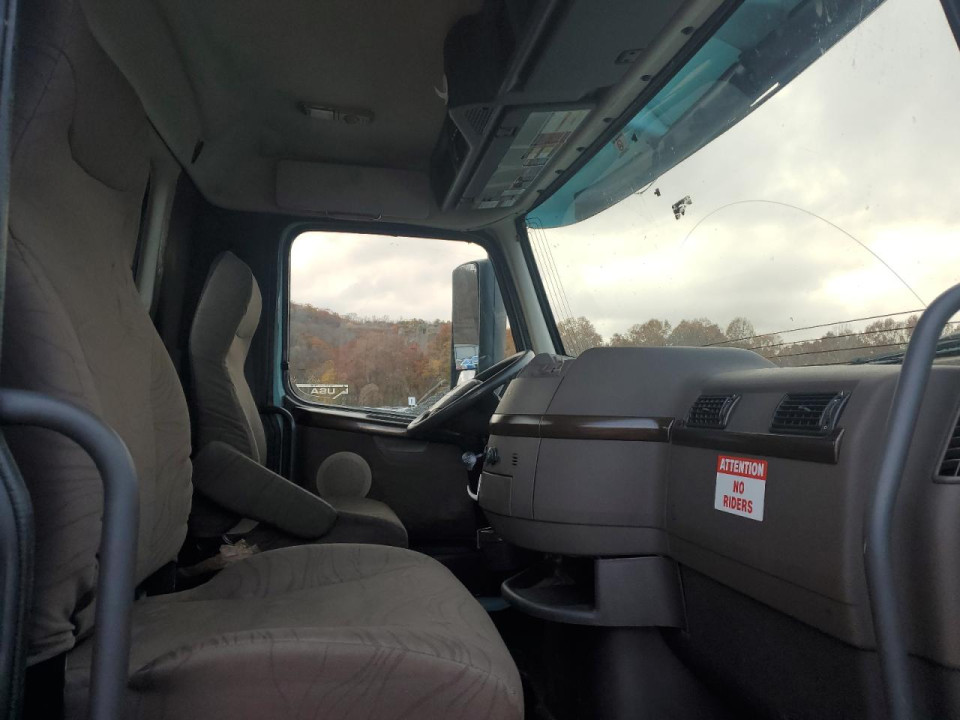 Volvo VNL SEMI TRUCK 2017 — Copart