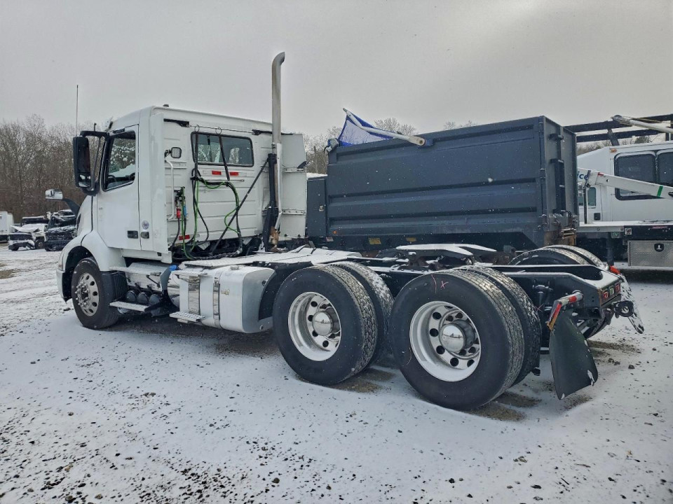 Volvo VNR SEMI TRUCK 2022 — Copart