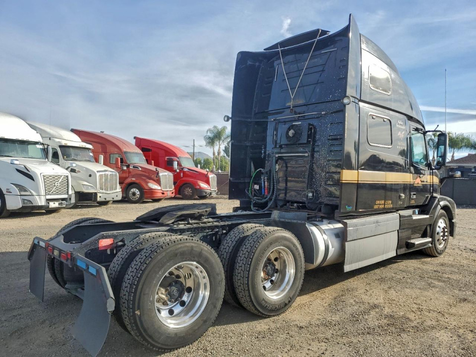 Volvo VNL SEMI TRUCK 2016 — Copart