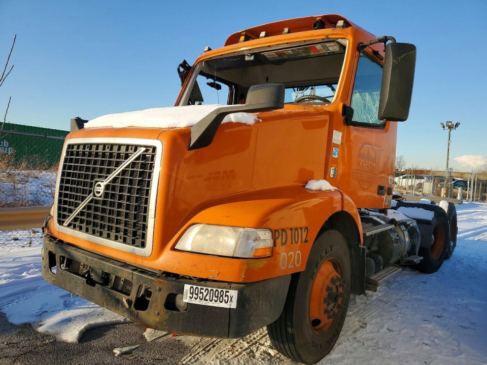 Volvo VNM SEMI TRUCK 2015 — Copart