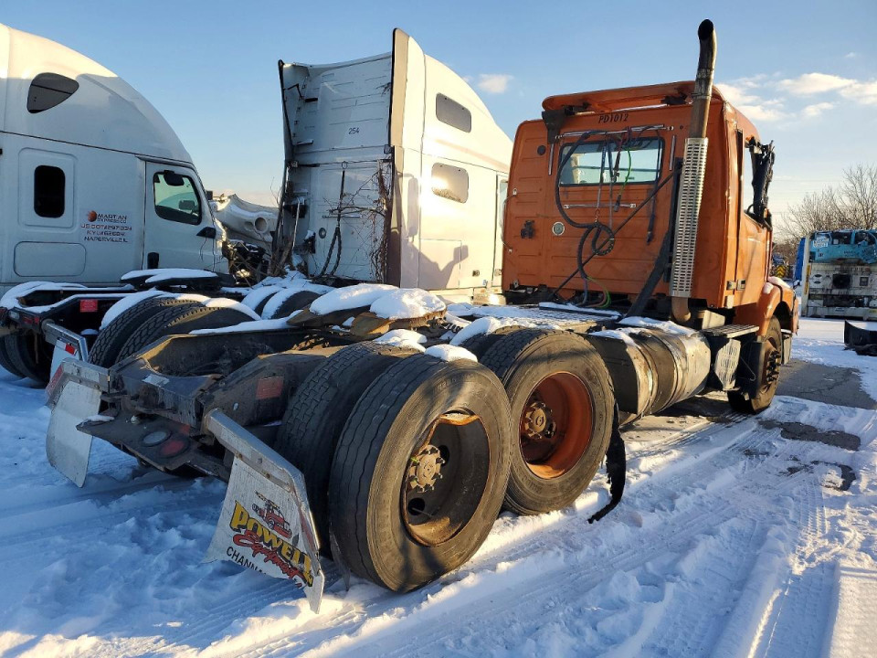 Volvo VNM SEMI TRUCK 2015 — Copart