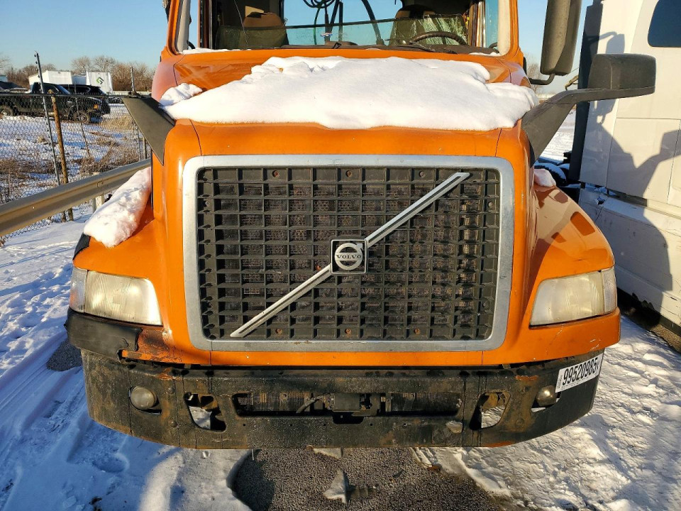 Volvo VNM SEMI TRUCK 2015 — Copart