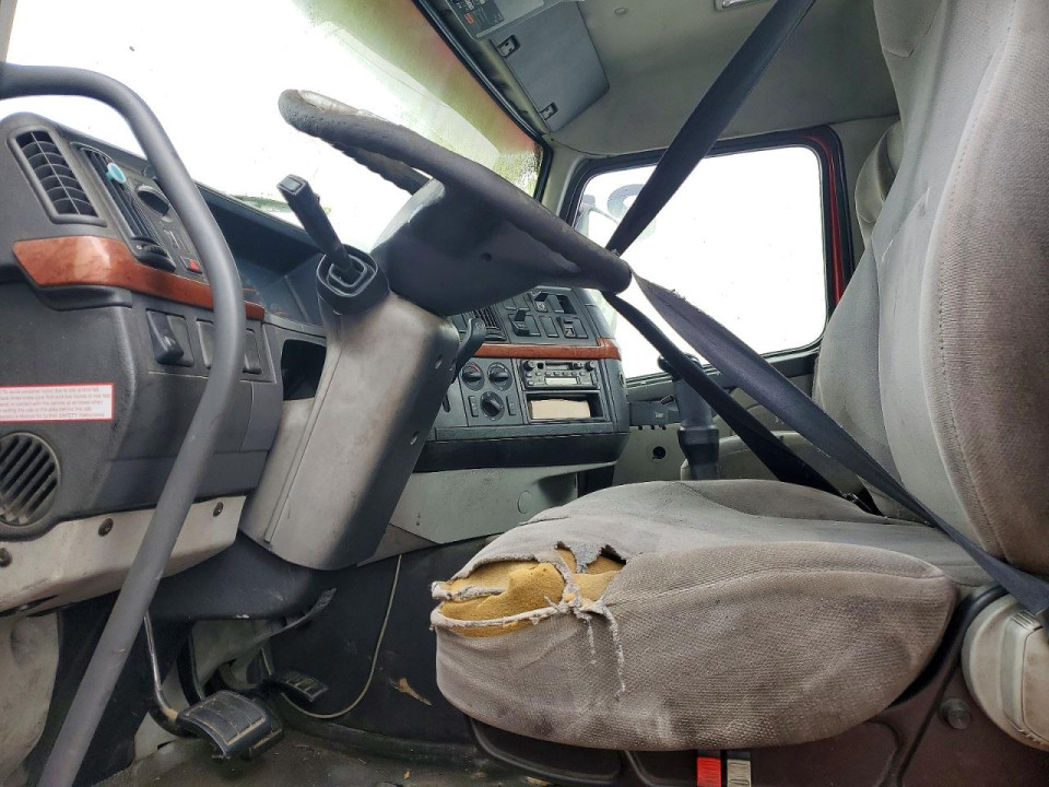 Volvo VNM SEMI TRUCK 2005 — Copart