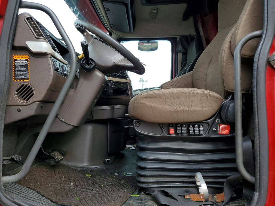 Volvo VNL SEMI TRUCK 2014 — Copart