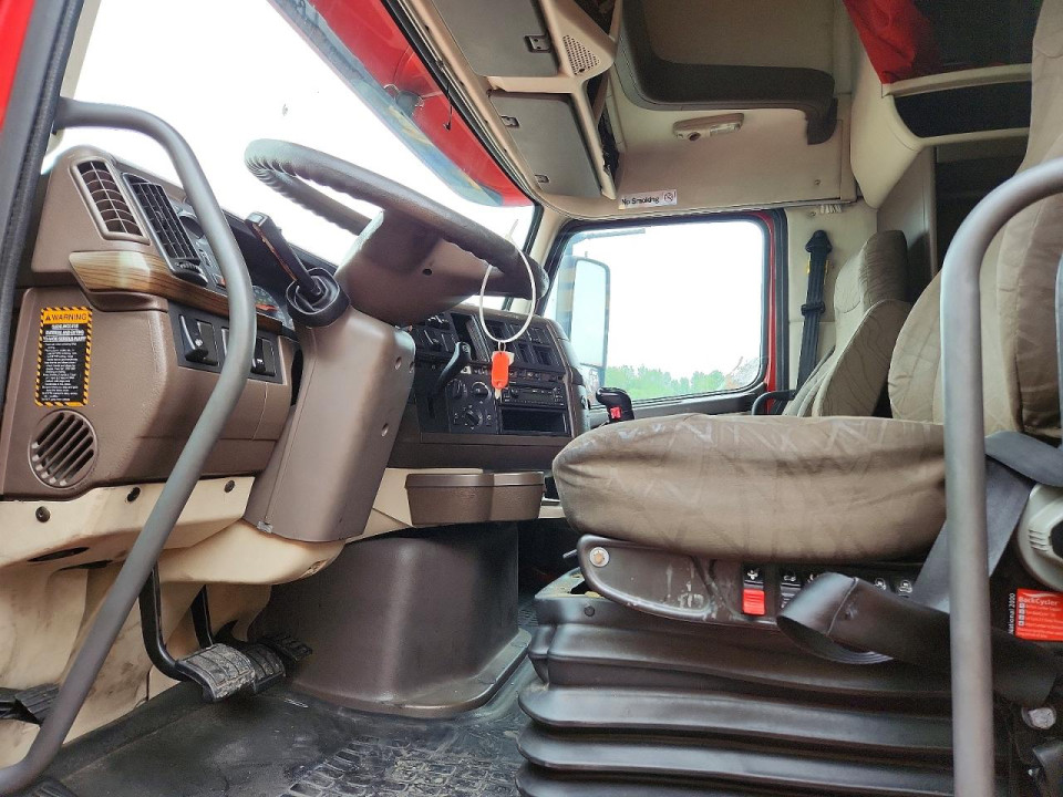 Volvo VNL SEMI TRUCK 2012 — Copart