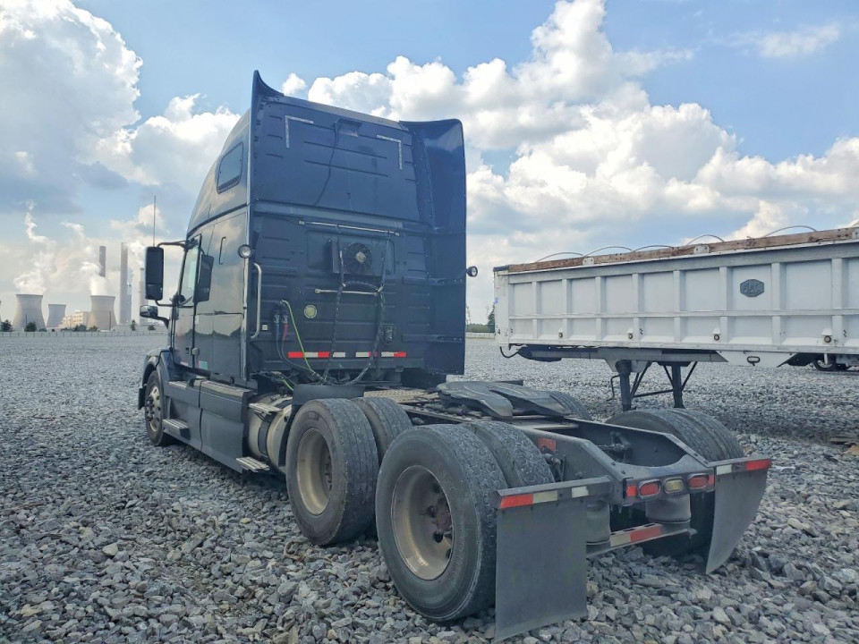 Volvo VNL SEMI TRUCK 2013 — Copart